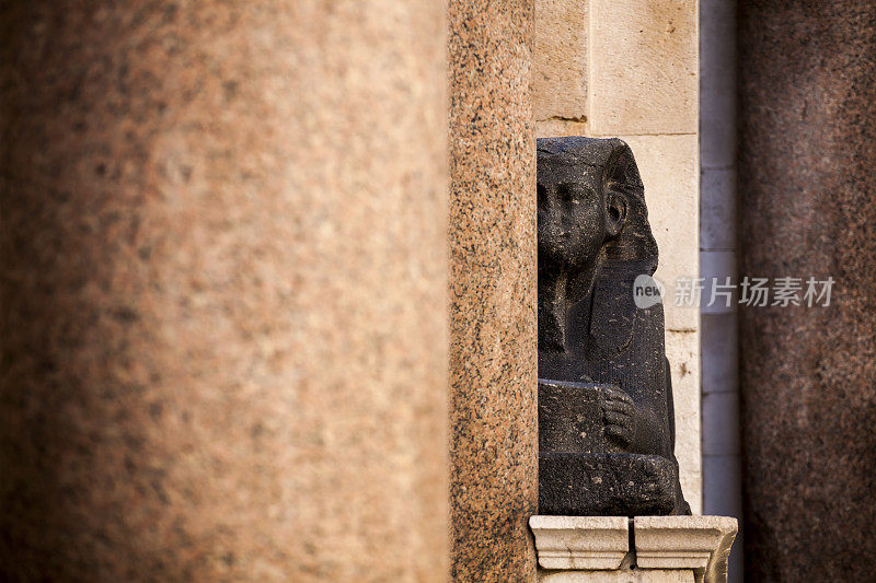 斯普利特的佩里斯蒂尔上的黑色花岗岩埃及狮身人面像