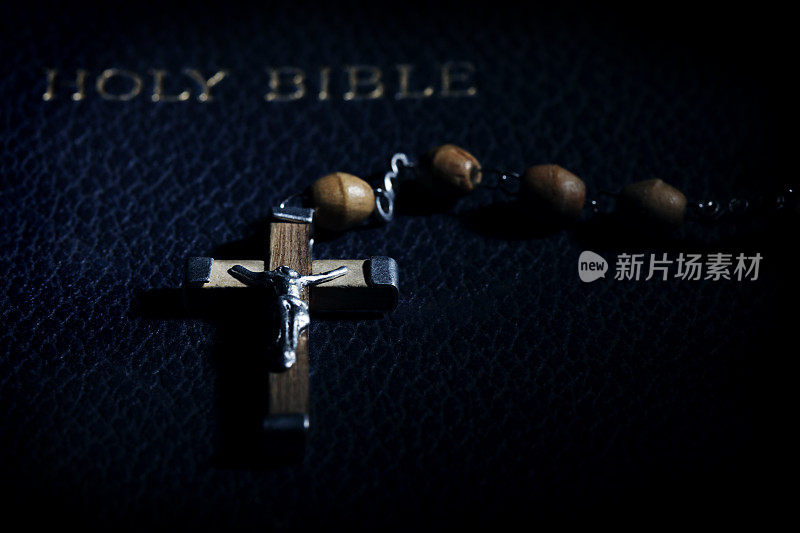 圣经和玫瑰十字架