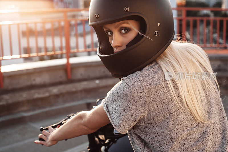 时尚女摩托车女孩与复古定制摩托车