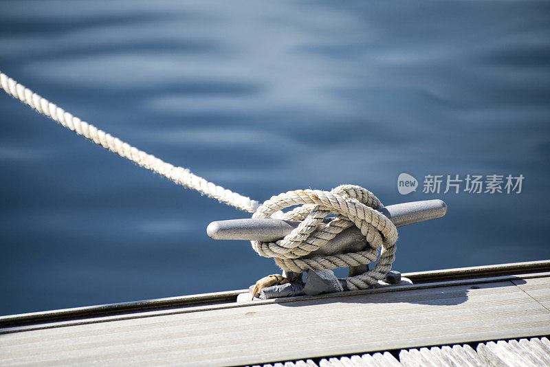 帆船甲板上的游艇绳钩的细节图像