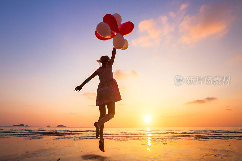 想象，快乐的女孩在五颜六色的气球上飞翔，梦想家