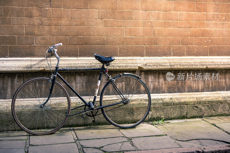 靠在墙上的老式自行车