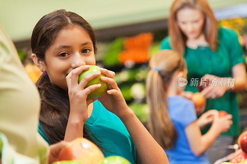 小女孩和妈妈在超市买健康食品