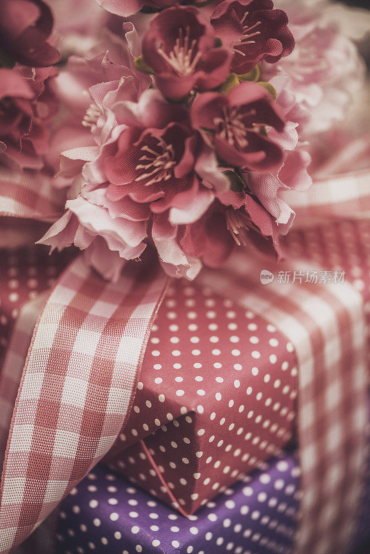 粉红色的鲜花女性礼物。母亲节和生日庆祝活动。