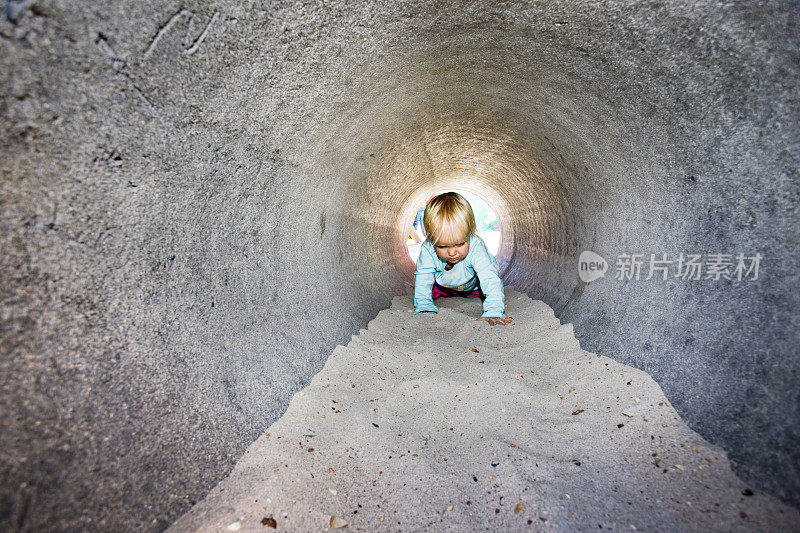 隧道的婴儿