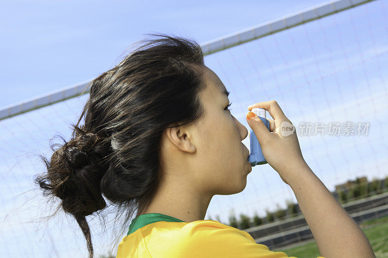年轻女孩足球-哮喘吸入器