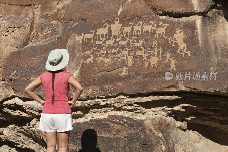 女人与弗里蒙特狩猎现场岩石雕刻犹他州