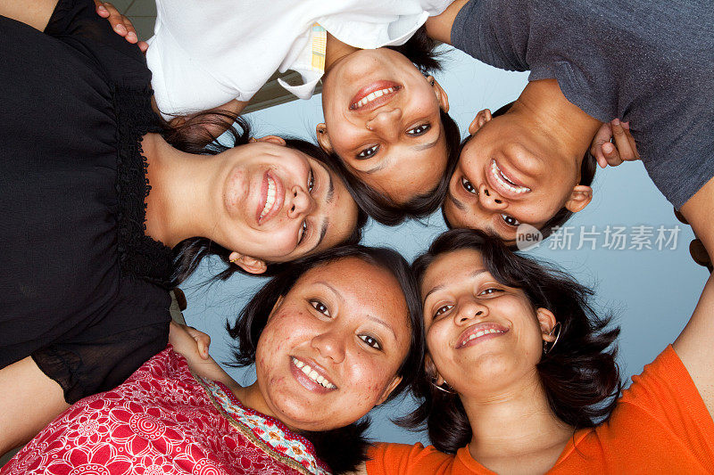 朋友-小组的五个年轻开朗的印度女孩女性