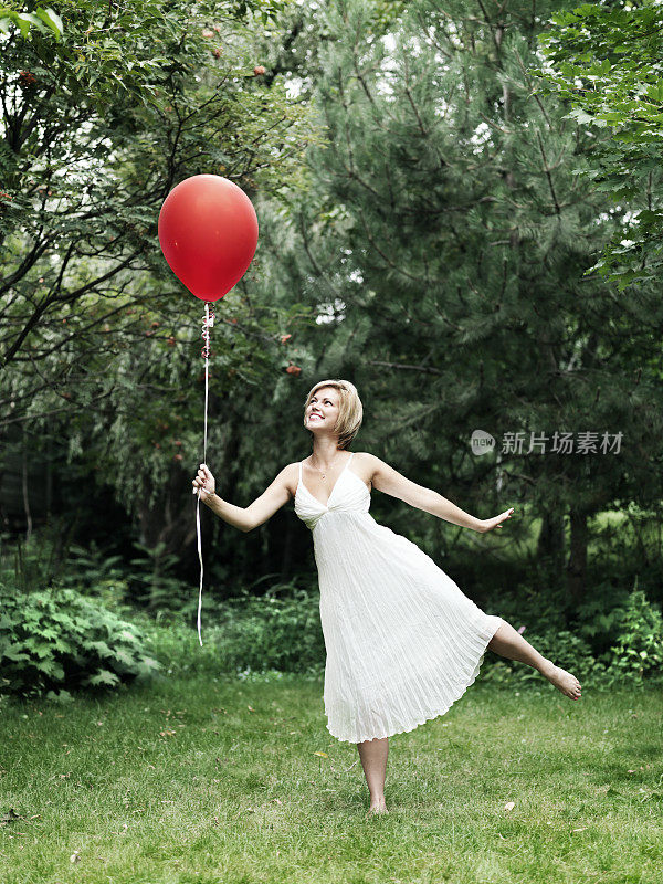 一个年轻女人拿着一个气球