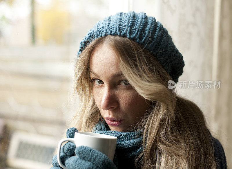 性感的女孩喝热茶