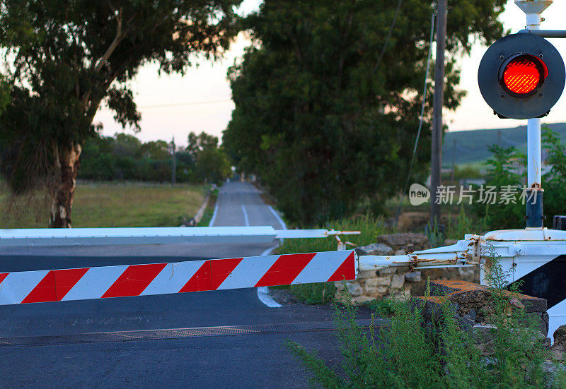 停在欧洲乡村巷的铁路十字路口