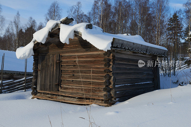 瑞典白雪覆盖的古老小屋谷仓