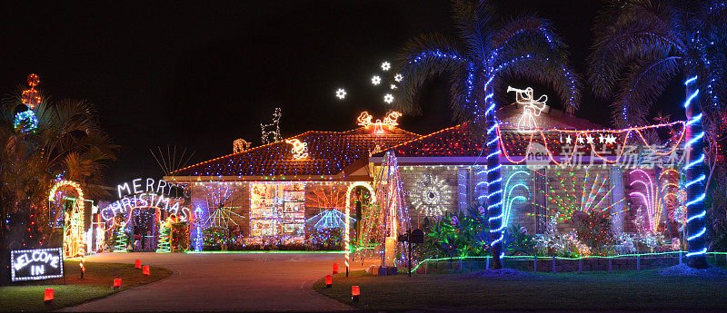 在南半球，圣诞装饰房屋的夜景