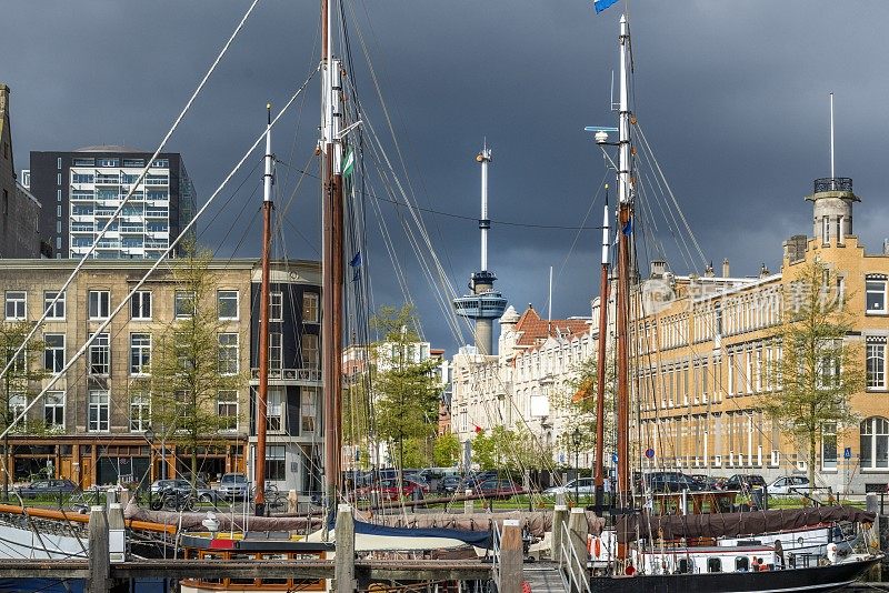 鹿特丹，观看Veerhaven和Euromast下戏剧性的天空
