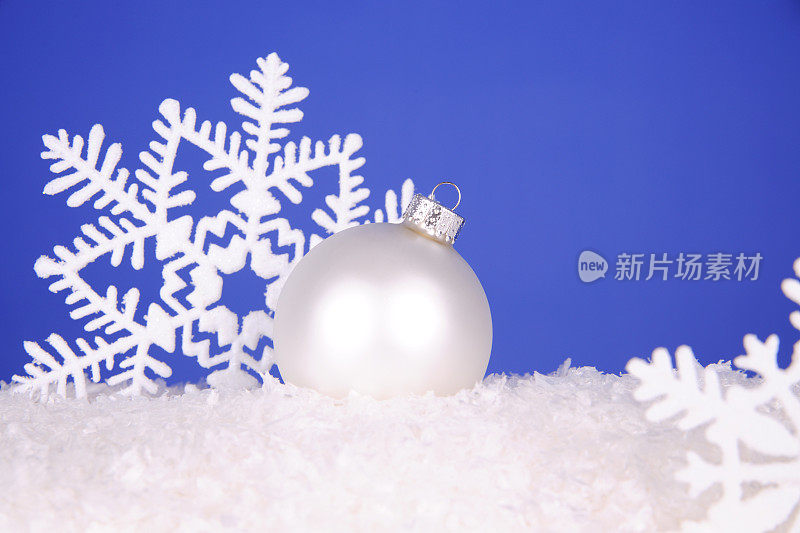 白色的雪花点缀着白色的节日装饰