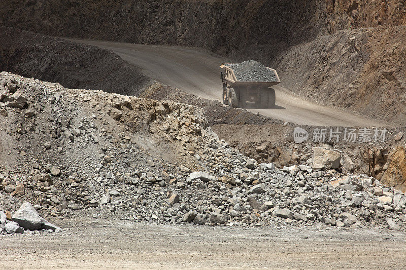卡车在科罗拉多金矿运送岩石