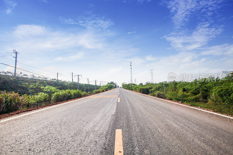 沥青公路旁依次有电塔