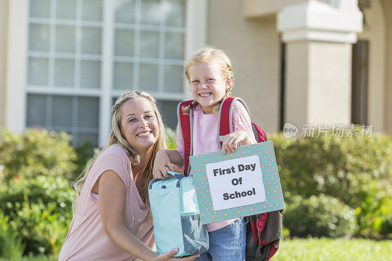 热切的孩子和妈妈准备好了第一天上学