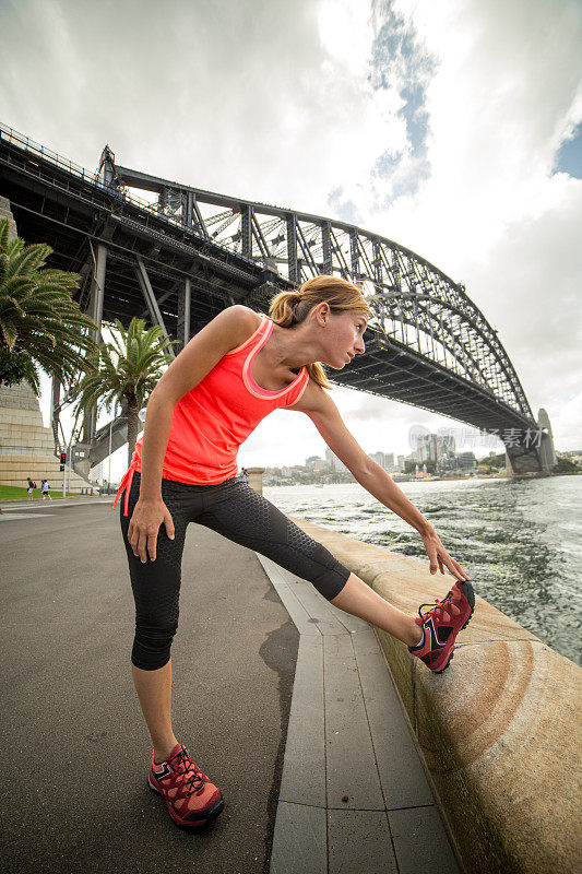 年轻女子在悉尼海港大桥旁锻炼
