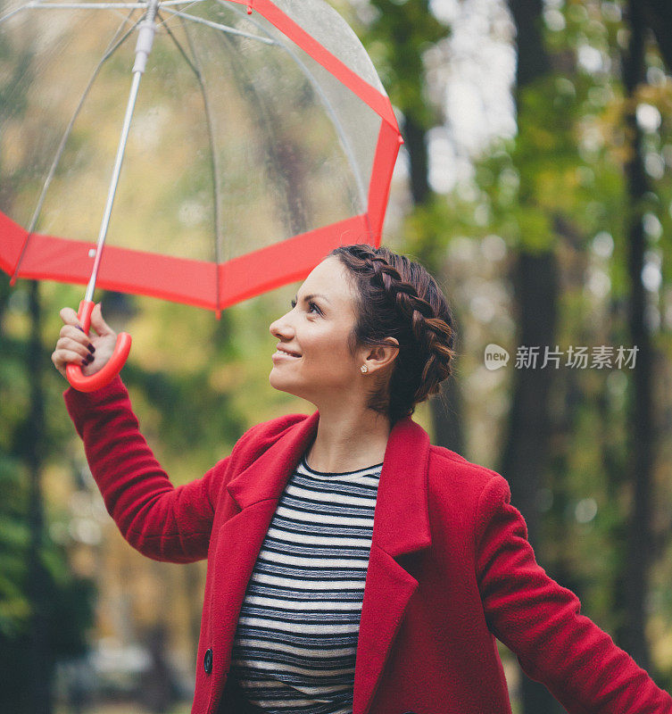 美丽的年轻人享受着雨天