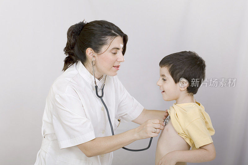 女医生正在给一个男孩做检查