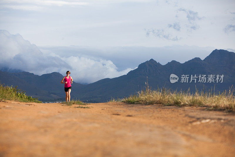 女运动员在石子路上奔跑