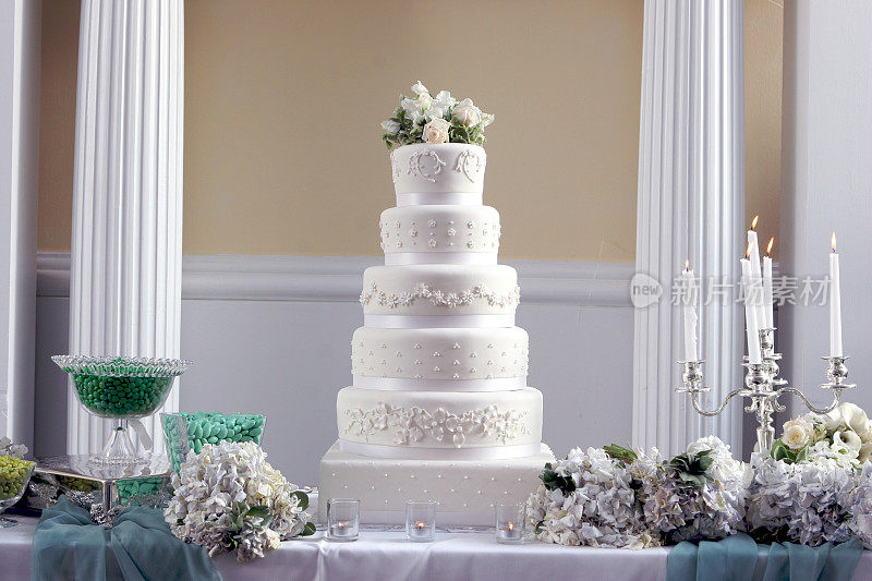 华丽的装饰大高大花哨的婚礼蛋糕中心