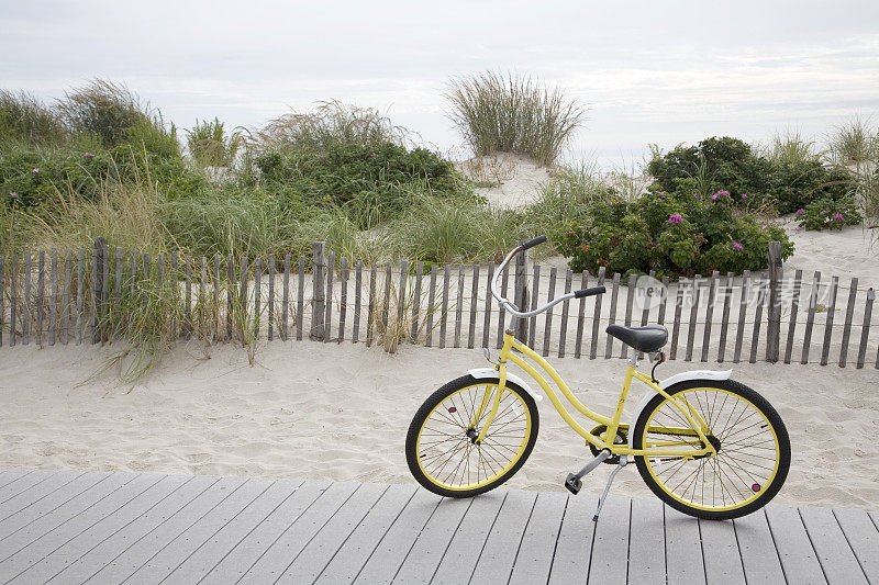 新泽西州海滨木板路上的黄色沙滩自行车