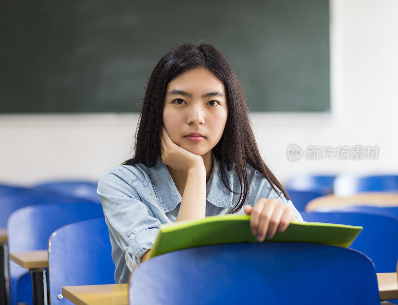 教室里的女学生