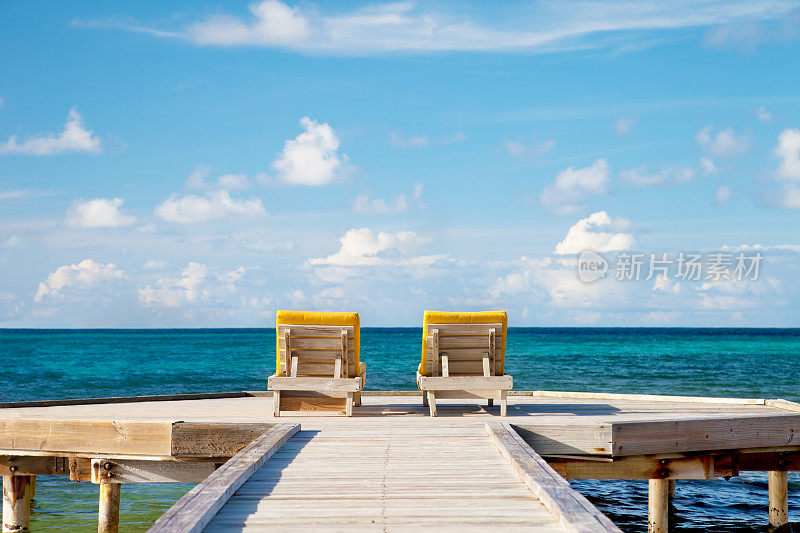 加勒比海的一个码头上的两把躺椅