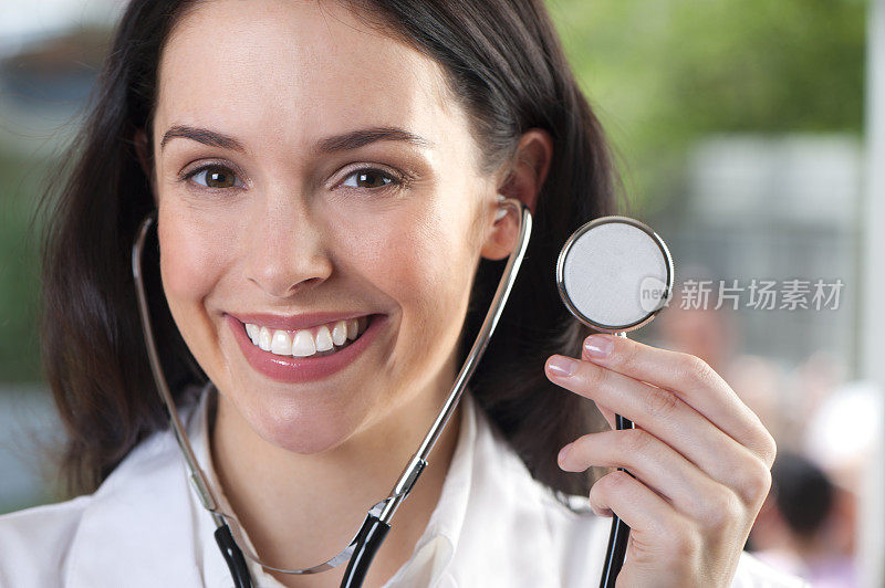 手持听诊器的女医生