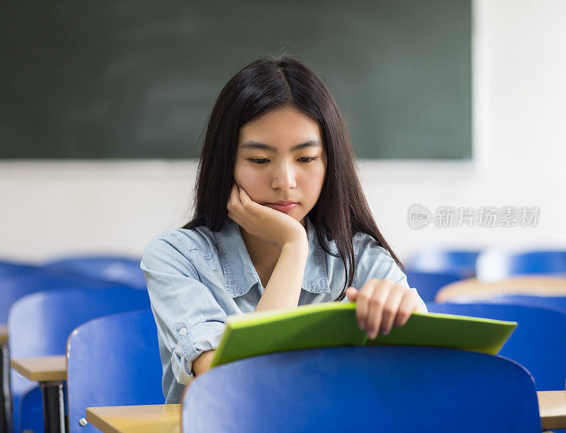 教室里的女学生