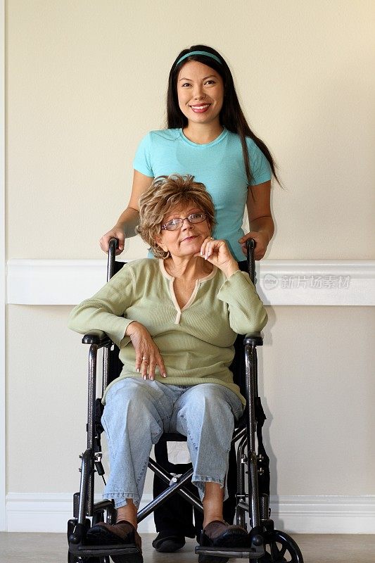 坐轮椅的西班牙裔妇女和亚裔看护者