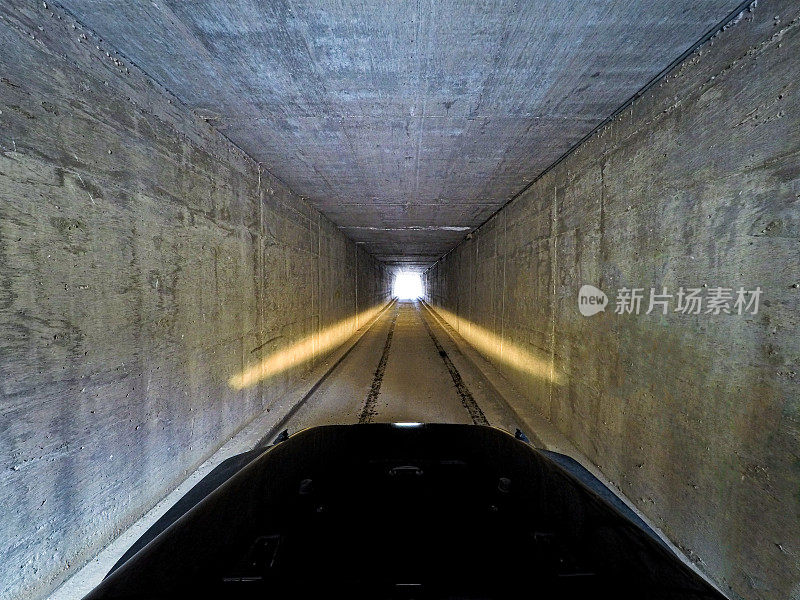水泥隧道尽头的灯光