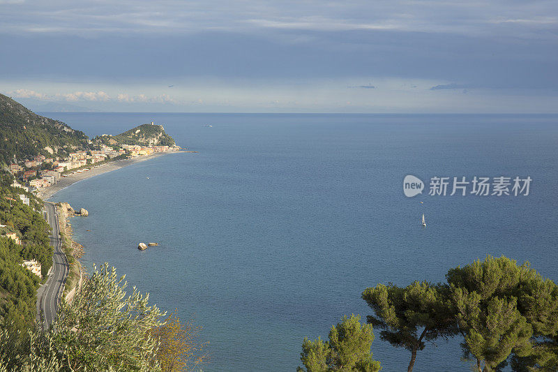 海岸线，公路和遥远的村庄，地中海