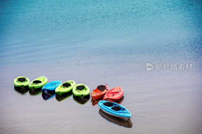 独木舟租赁系泊在一个平静的咸水湾，PEI