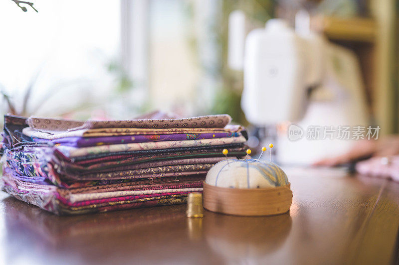 织物绗缝和缝纫的特写照片