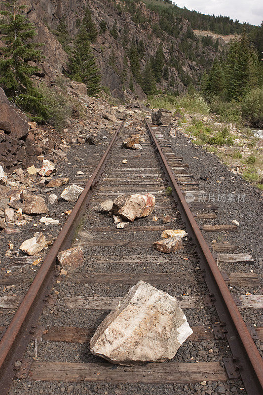 落石滑向科罗拉多州雷德克里夫的落基山铁路轨道