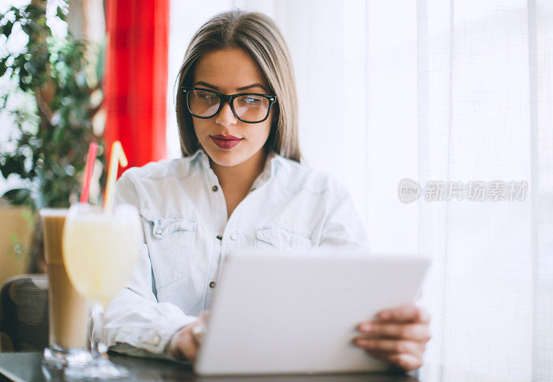 女人与平板电脑