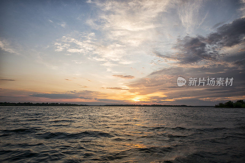 湖日落，海滩景观黄昏