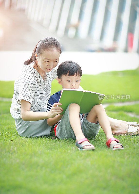 图书馆里的女人和儿子