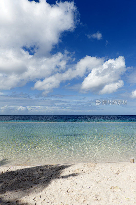 无边泳池在加勒比与美丽的天空