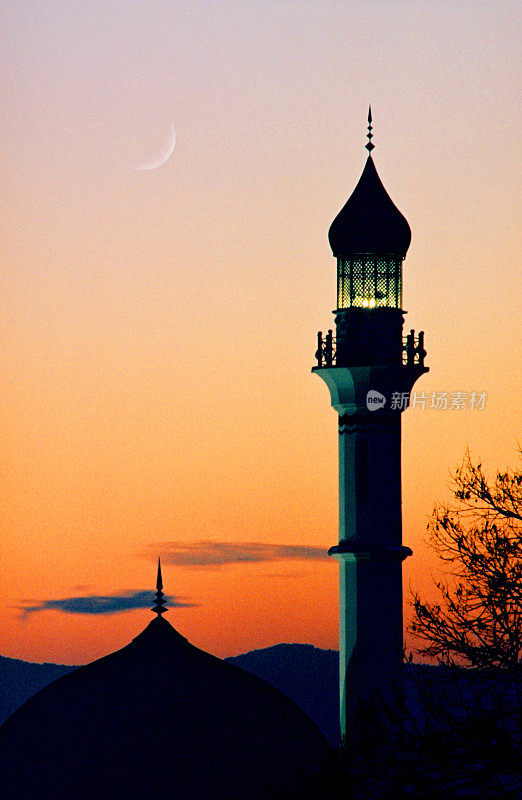 新月下的黄昏清真寺