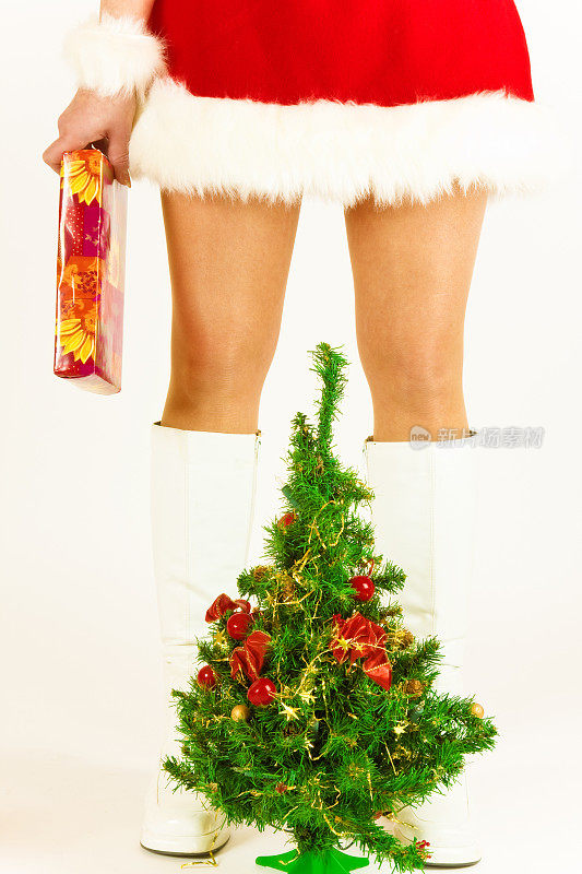 打扮成圣诞老人的女人，只有腿