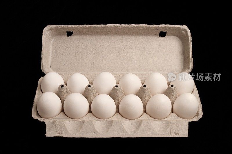 白鸡蛋在黑色大开纸箱