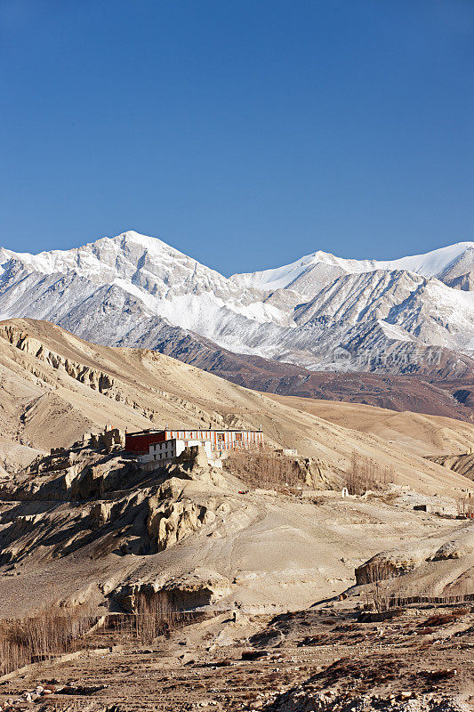 西藏的寺庙在喜马拉雅山脉。