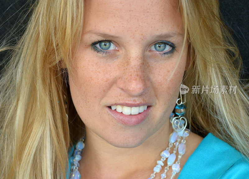 年轻女人自然美丽雀斑和蓝眼睛的头Shot