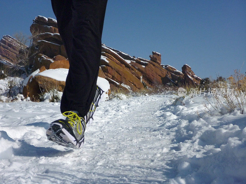 冬季跑步者在白雪覆盖的红石公园科罗拉多