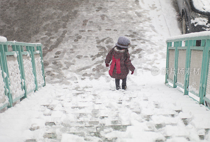 雪和孩子