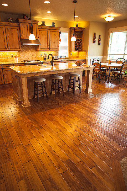 现代家庭厨房岛和柜台顶部美丽的木地板